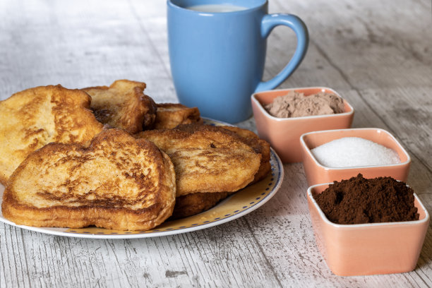 (Torrijas)在牛奶中浸泡的油炸面包，加入香草、肉桂、柠檬和鸡蛋。典型的复活节甜点。传统和节日的烹饪概念。图片下载