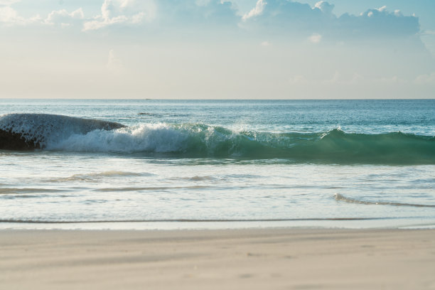 塞舌尔海滩上迷人的海浪和巨石。图片下载