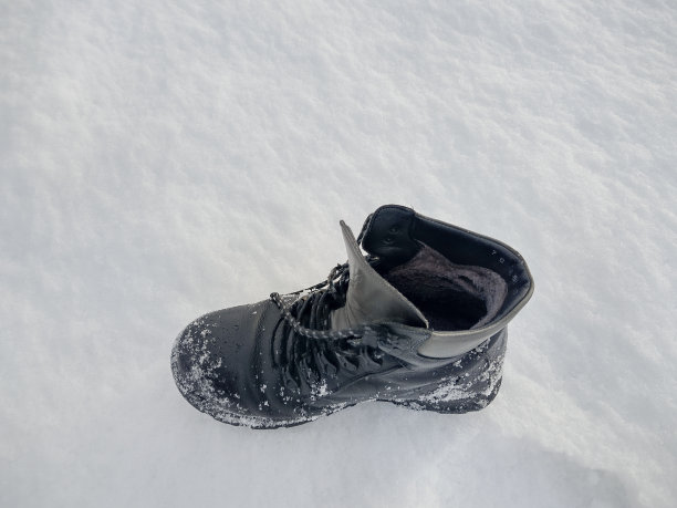 冬天雪地上的黑色靴子图片下载