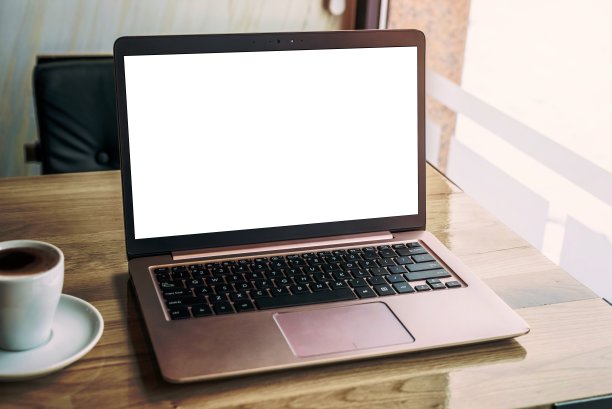 笔记本电脑模型在咖啡店的桌子上。用于网站展示的隔离屏幕图片下载