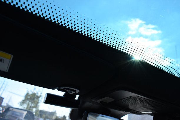 汽车天窗与蓝天，室内设计图片下载