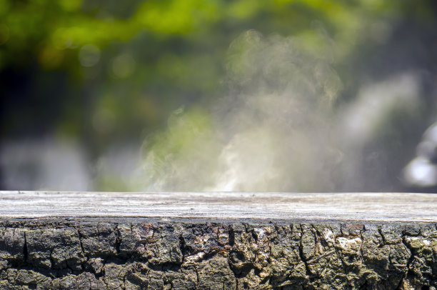 老木材产品展示与烟雾散景背景图片下载