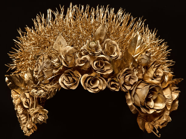 黑色背景上的金色玫瑰花冠。创意花卉金花环与荆棘。艺术时尚头饰珠宝图片下载