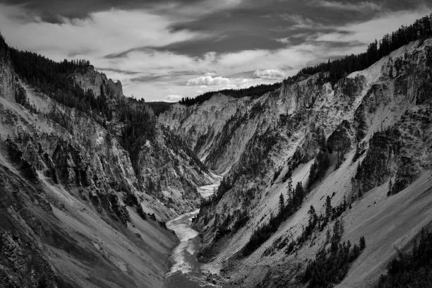高角度的河流流经山谷的山脉拍摄在灰度图片下载