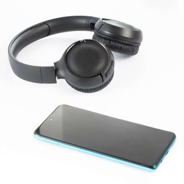 无线耳机，白色背景的手机。图片下载