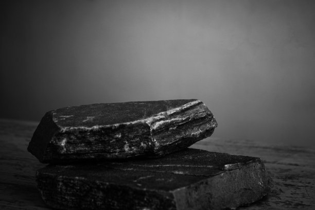 黑白石材产品展示平台。对象表示。3 d渲染。平台。的立场。最小的背景。前视图。图片下载