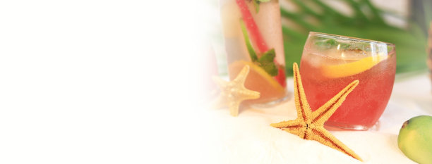 鸡尾酒在海滩上，横幅与白色填充背景图片下载