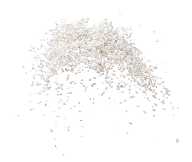 珍珠岩飞扬爆炸，珍珠岩白石落下抽象园林装饰。珍珠岩火山石溅射在空气中。白色背景隔离高速快门，冻结动作图片下载