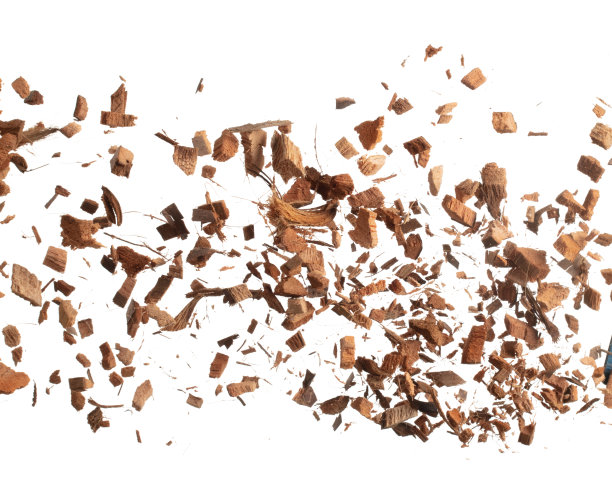 椰子皮壳炸飞，椰子剁碎大L大小抽象掉下花园。椰子壳皮肥料飞溅在空气中。白色背景隔离高速快门，定格图片下载