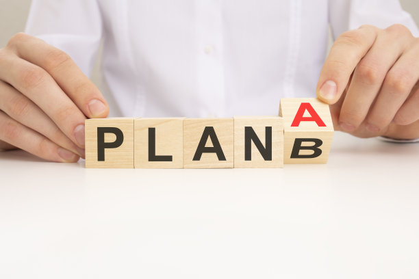 商人手翻转木块与计划A改变计划B文本在表背景。战略、分析、营销、项目和危机概念。图片下载