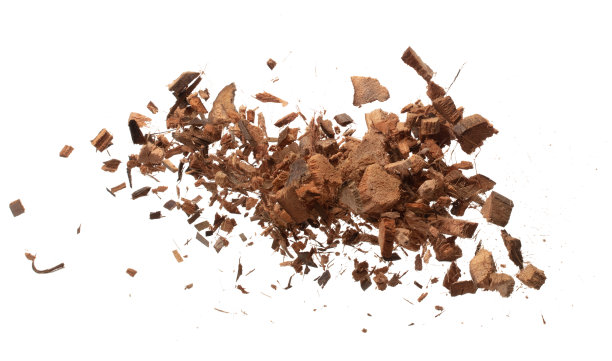 椰子皮壳炸飞，椰子剁碎大L大小抽象云飞。椰子壳皮肥料飞溅在空气中。白色背景隔离高速快门，冻结动作图片下载