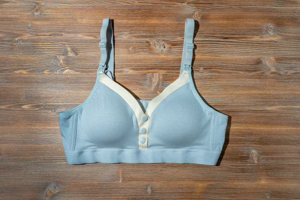 女性的内衣在木制背景，内衣图片下载