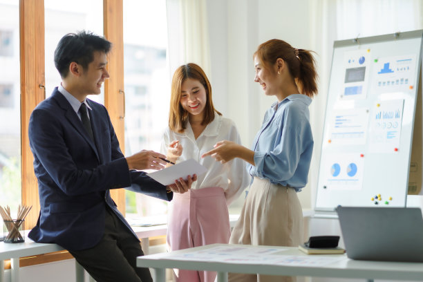 一群年轻的亚洲商界人士带着创意工作、交谈和交流，在会上分享了自己的想法。图片下载