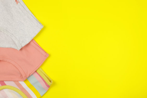 黄色背景的彩色婴儿内裤图片下载