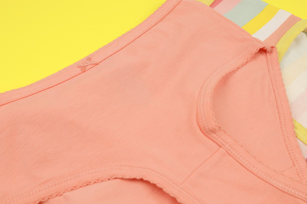 黄色背景的彩色婴儿内裤图片下载