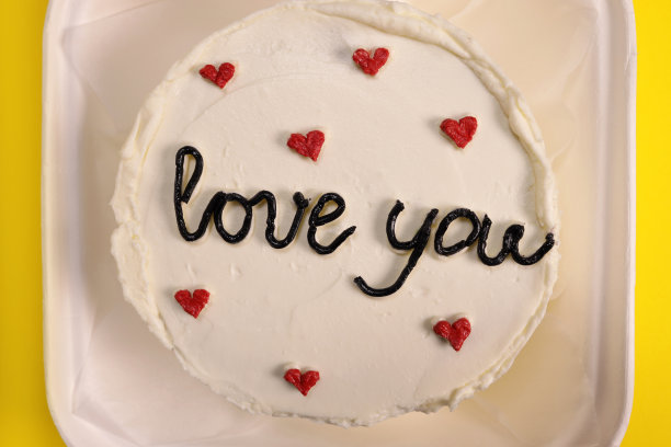 为心爱的人准备的便当蛋糕，黄色背景的生日礼物和情人节礼物图片下载