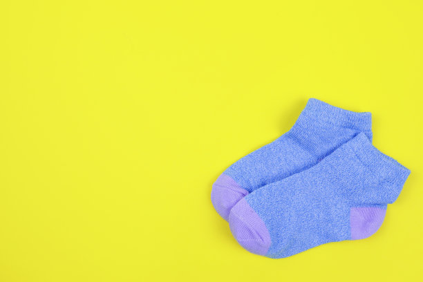 一双黄色背景的儿童袜子图片下载