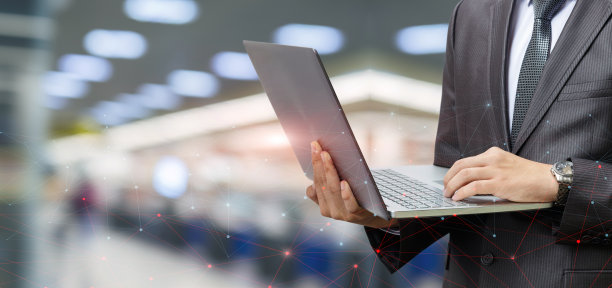 商人在电脑上上网工作。图片下载