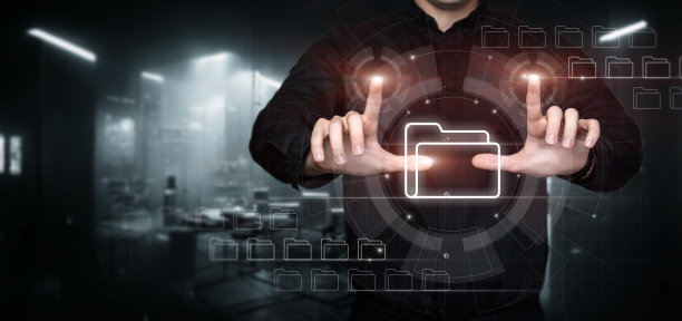 一个人在一个虚拟屏幕上点击一个文档文件夹或文件。图片下载