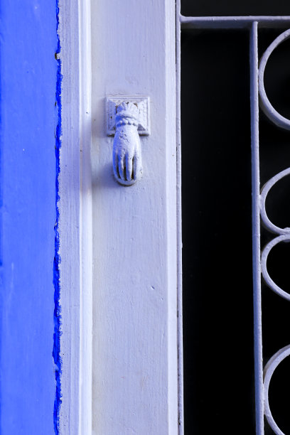 白色漆门环与手形木门图片下载