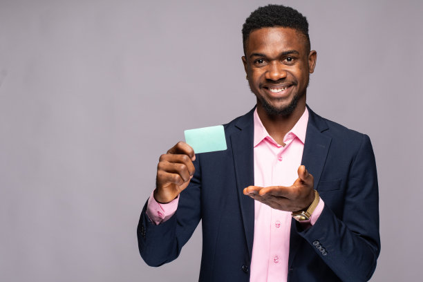 特写镜头的非洲商人拿着一张空白卡片在紫色的背景图片下载