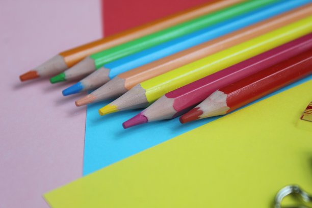 一些彩色铅笔图片下载