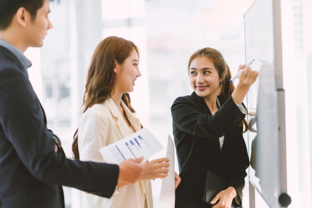 一群年轻的亚洲商界人士带着创意工作、交谈和交流，在会上分享了自己的想法。图片下载