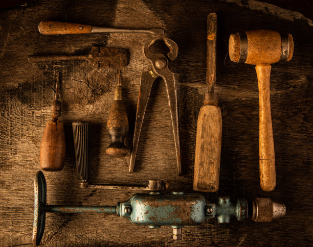 旧木板上的老式木工工具图片下载