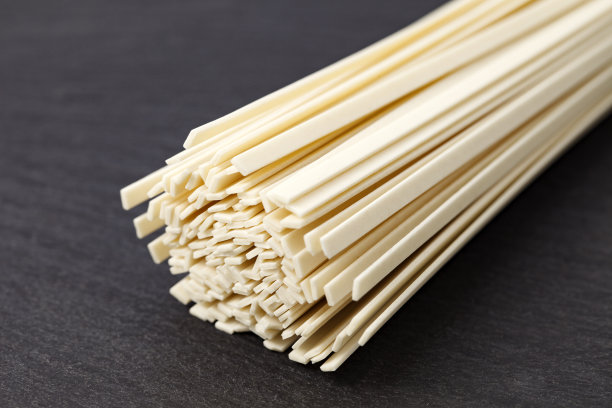 乌冬生生堆叠，石板石板盘深色，选择性聚焦图片下载