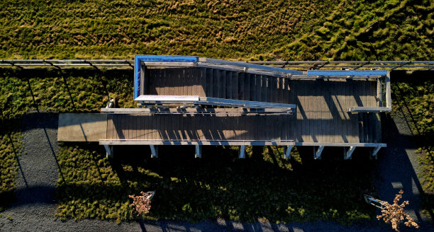 观察塔平台由橡木制成，为老年人和不能动的人提供无障碍通道。野生动物园有一个大围场和游客露台，空中，高角度视野，上层，教育图片下载