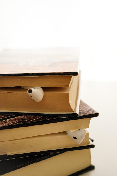 有声读物，无线耳机和白皮书的图像图片下载