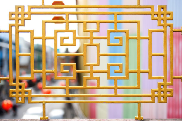 金色铁栅栏上有独特的汉字图案。装饰着中国新年，期待着庆祝的那一天。图片下载