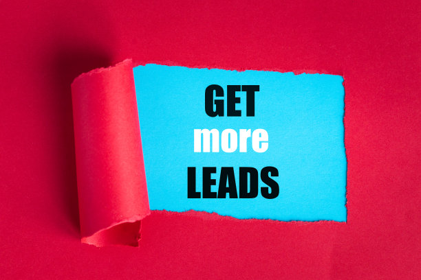 获得更多的线索，文字显示下撕裂卡在美丽的viva品红的颜色，业务概念，复制空间图片下载