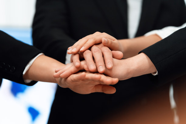 俯视图特写业务团队加入手栈一起和谐的概念。图片下载