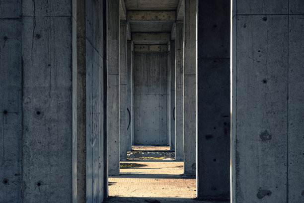 抽象的最小几何建筑模式。废弃建筑混凝土建筑透视图片下载