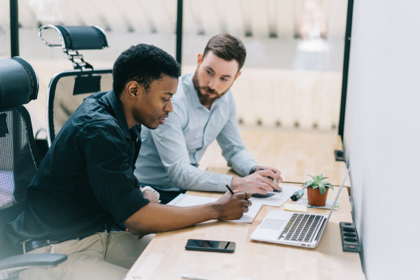 不同的商业伙伴在工作场所讨论项目图片下载