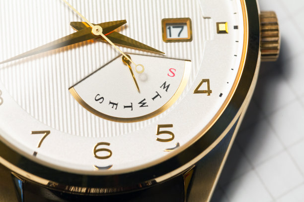经典腕表与金色指针和工作日指示图片下载