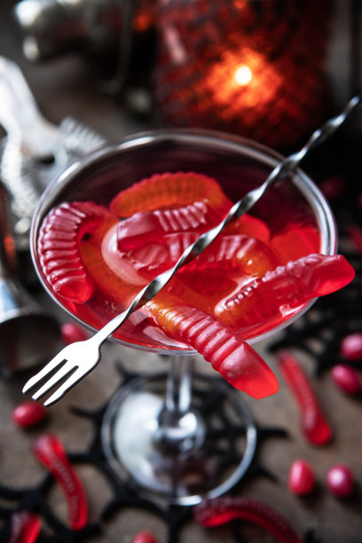 黑色背景下的红色万圣节鸡尾酒图片下载