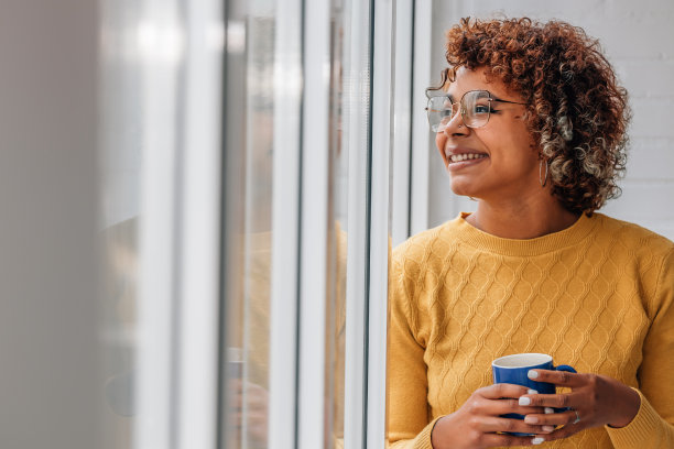 女孩或女人在家里放松一杯咖啡图片下载