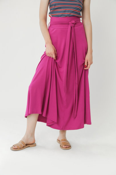 系列工作室照片的年轻女模特在舒适的棉粉色长裙。图片下载