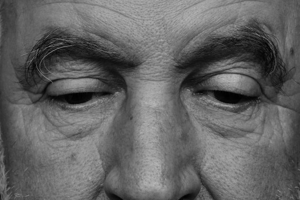 一个老人的眼睛视图在黑色和白色。图片下载