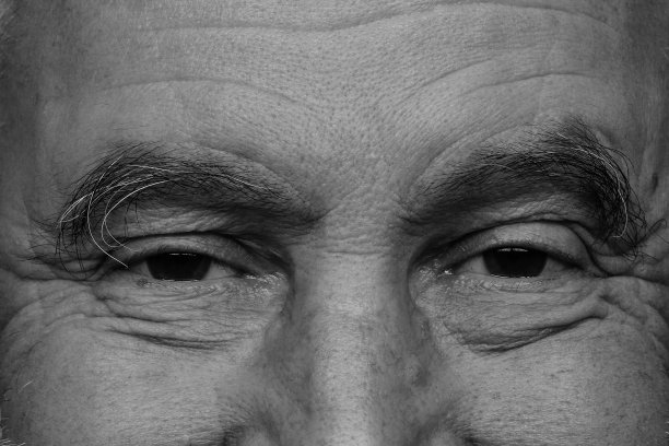 一个老人的眼睛视图在黑色和白色。图片下载