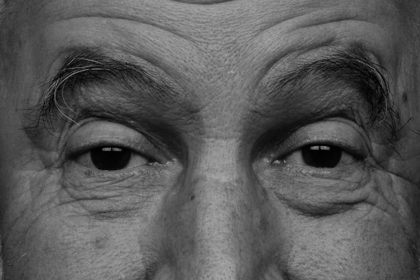 一个老人的眼睛视图在黑色和白色。图片下载