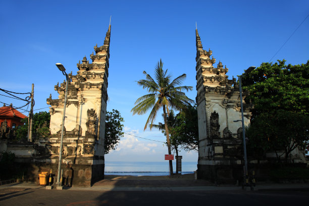 Selamat大唐库塔海滩是印度尼西亚巴厘岛库塔库塔海滩巨大的巴厘风格的主要入口图片下载