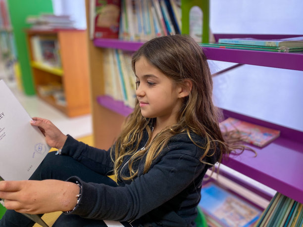 女孩坐在地板上看书图片下载