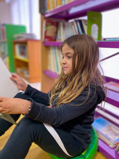 女孩坐在地板上看书图片下载