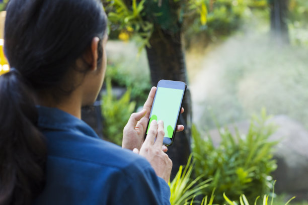 年轻的泰国男子与长发做网上银行在城市图片下载