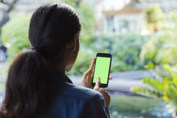 年轻的泰国男子使用手机图片下载