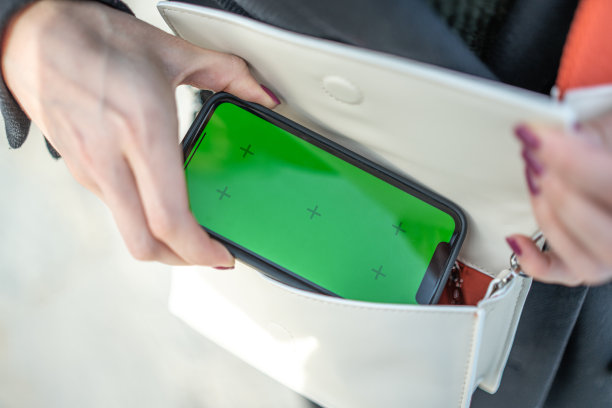 年轻女子把手机从她的钱包股票照片图片下载