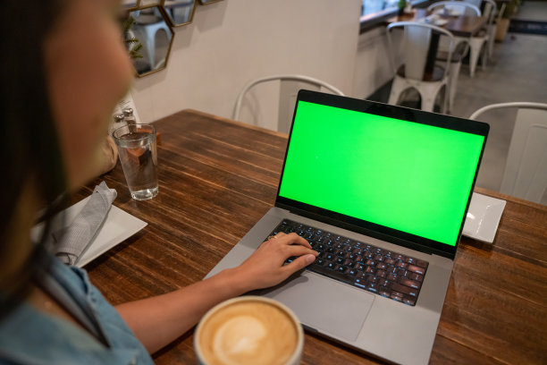 一个女人在咖啡馆检查她的电脑图片下载